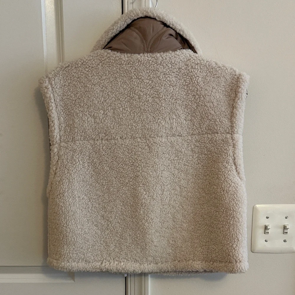 Cropped Sherpa Vest with Pockets - Picture 3 of 3